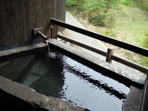 筋湯温泉白滝の客室半露天風呂