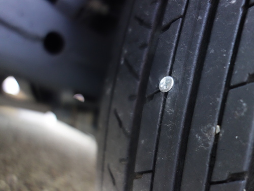 パンクした左後方のタイヤ