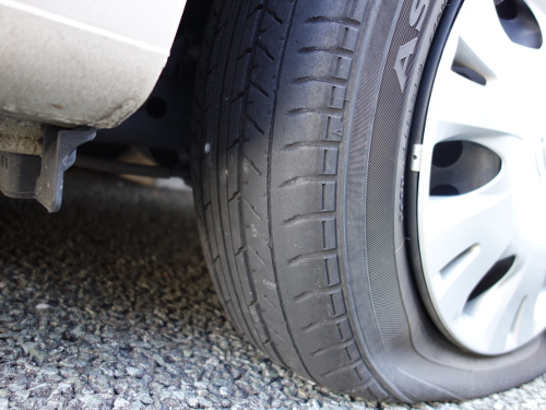 パンクした左後方のタイヤ