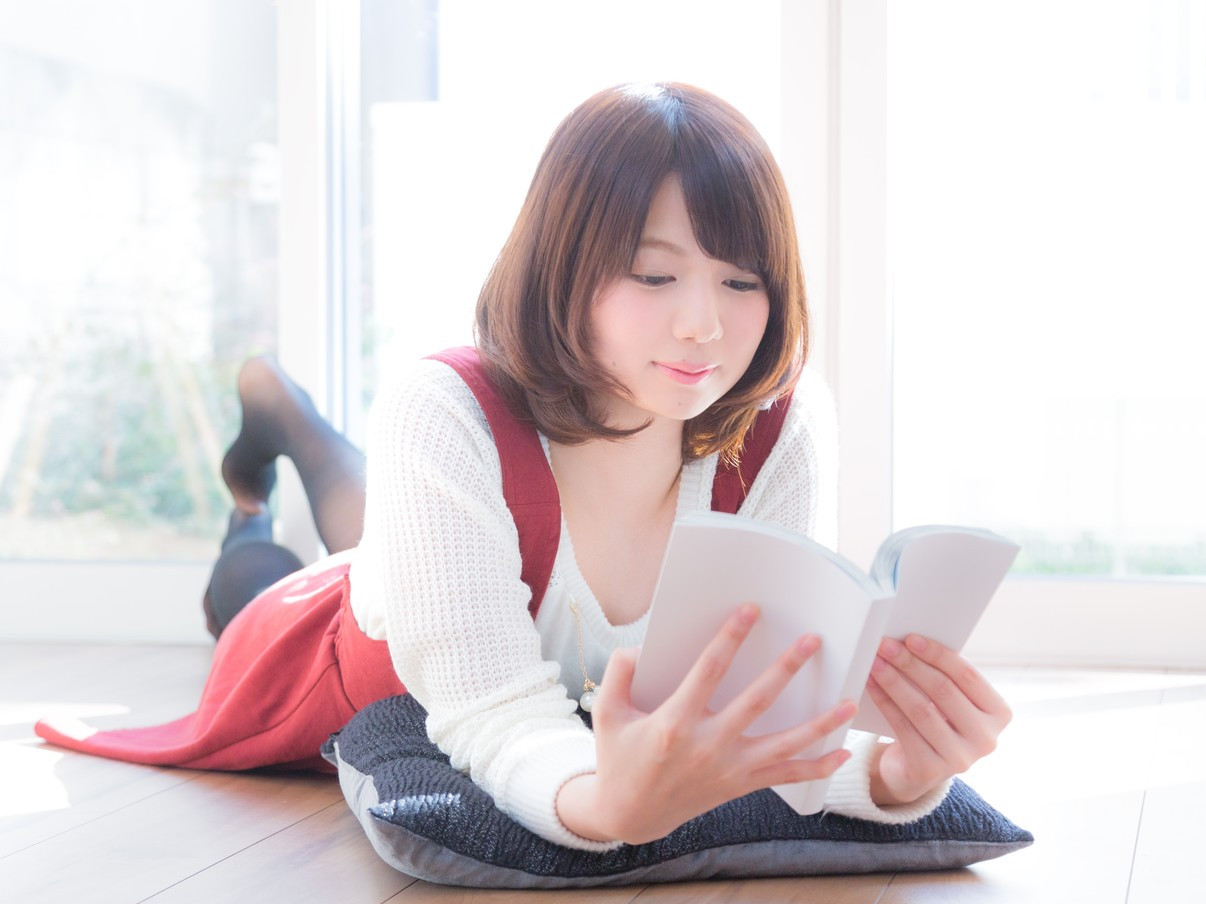 知的美女の読書