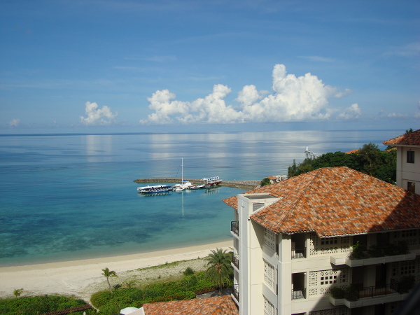 ザ・ブセナテラスの9階客室から見た海(右側)