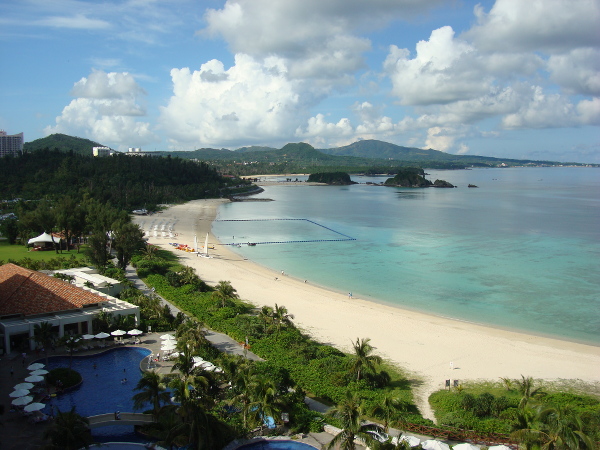 ザ・ブセナテラスの9階客室から見た海(左側)