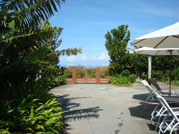 ザ・ブセナテラスの1階プールウのところの門(ビーチや海中展望塔に行く時に通る)