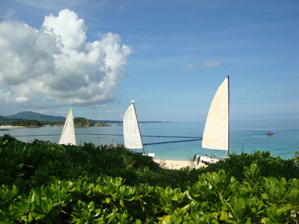 ザ・ブセナテラスのビーチに置いてあったヨット