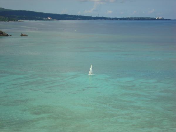 9階客室から見た海に浮くヨット
