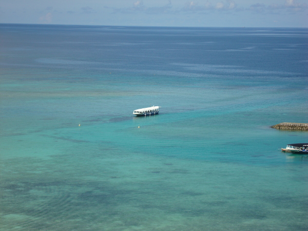 9階客室から見た遊覧中のグラスボート