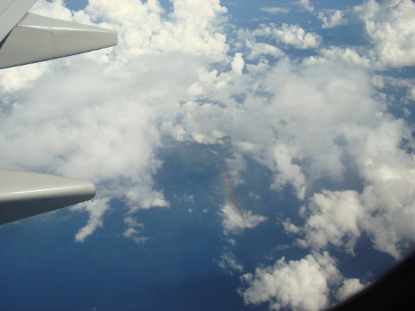 飛行機の外に虹