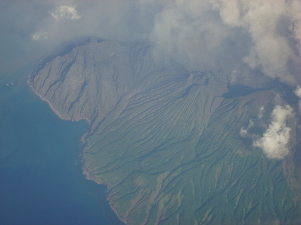 鹿児島県の諏訪之瀬島上空