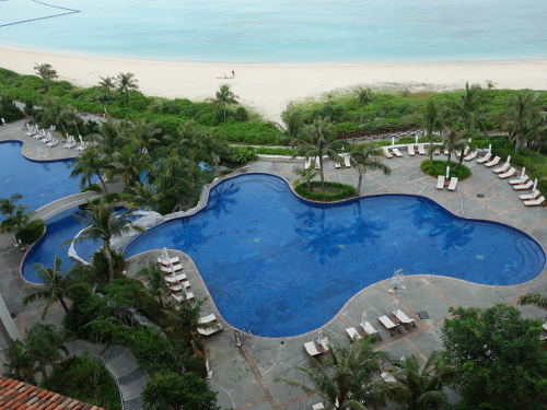 ザ・ブセナテラスの朝のプール