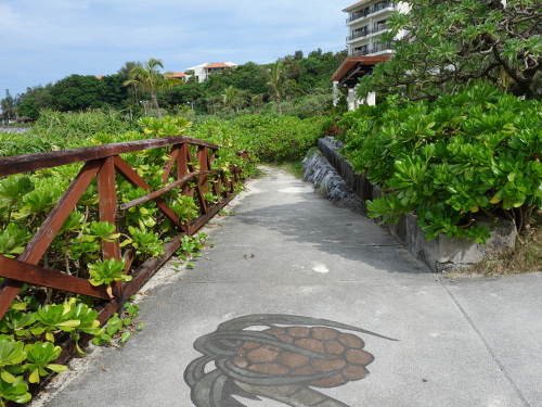 ビーチからラ・ティーダの下を通って帰る途中のT字路