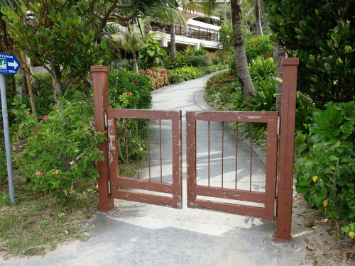 ビーチからラ・ティーダの下を通って帰る途中の門