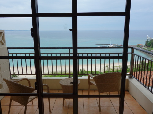 部屋の中から見た外の景色