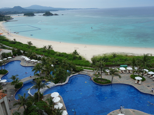 9Fの部屋の中から見たプールと海