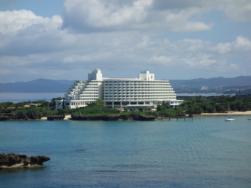 万座毛から見たANAインターコンチネンタル万座ビーチリゾートホテル