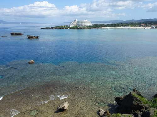 万座毛から見たANAインターコンチネンタル万座ビーチリゾートホテル