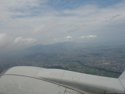 沖縄行き飛行機の窓から見た景色
