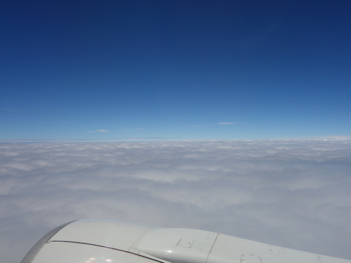 沖縄行き飛行機の窓から見た景色