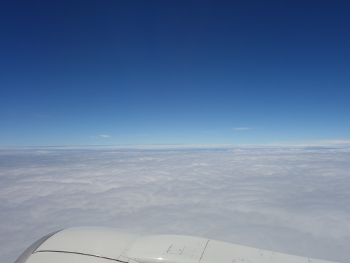沖縄行き飛行機の窓から見た景色