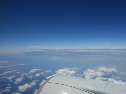 沖縄行き飛行機の窓から見た景色