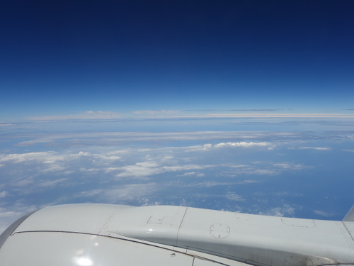 沖縄行き飛行機の窓から見た景色