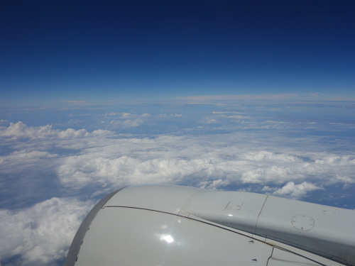 沖縄行き飛行機の窓から見た景色