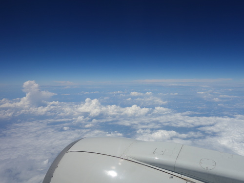 沖縄行き飛行機の窓から見た景色