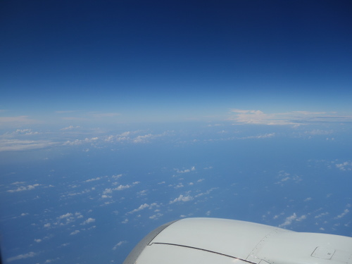 沖縄行き飛行機の窓から見た景色