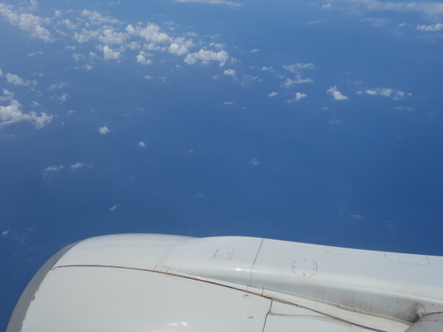 沖縄行き飛行機の窓から見た景色