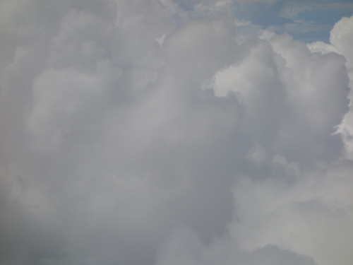 沖縄行き飛行機の窓から見た景色