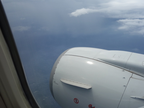 沖縄行き飛行機の窓から見た景色