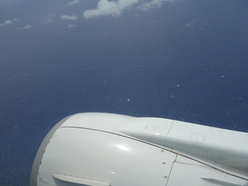 沖縄行き飛行機の窓から見た景色