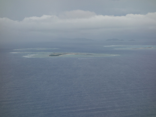 沖縄行き飛行機の窓から見た景色