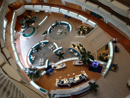 8階から見た万座ビーチホテルの中庭