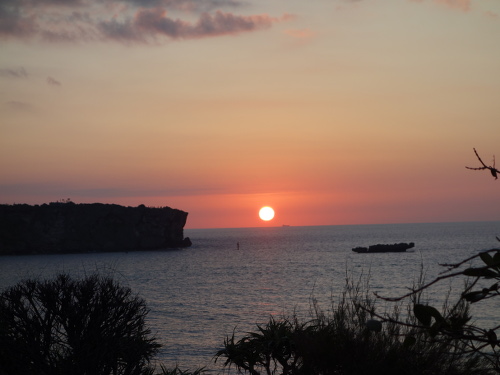 万座ビーチに徒歩で行く途中の上の道路から見た万座毛と夕日