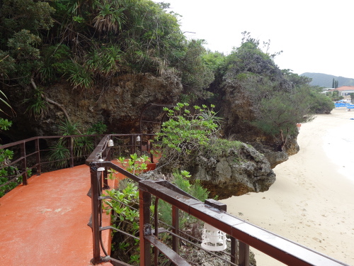 万座ビーチに行く道