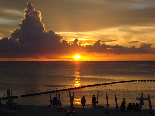 ホテルムーンビーチの部屋から見た夕焼けの海