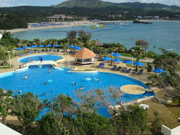 ANAインターコンチネンタル万座ビーチリゾートの部屋から見たプール