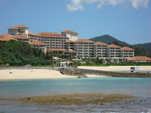 海中展望台の橋から見たザ・ブセナテラス