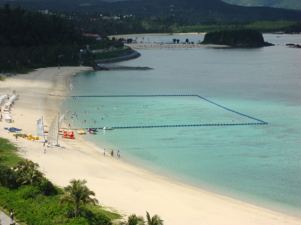 ザ・ブセナテラスの9階客室から見たビーチ