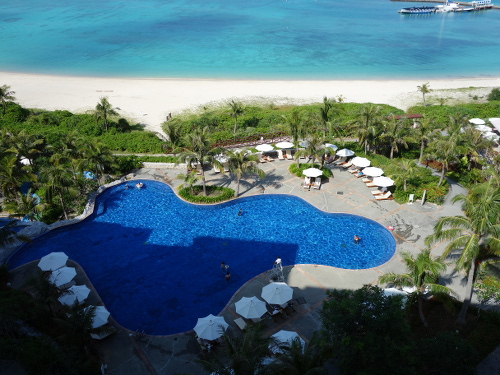 客室から見た朝のプールと海