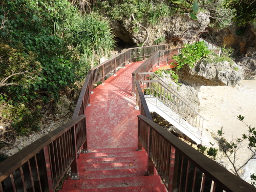 万座ビーチに徒歩で行く途中の通路