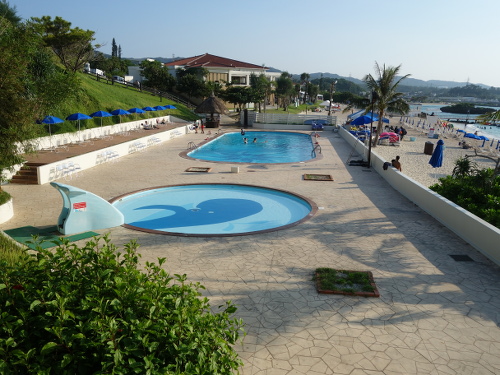 万座ビーチのところにある2つのプール